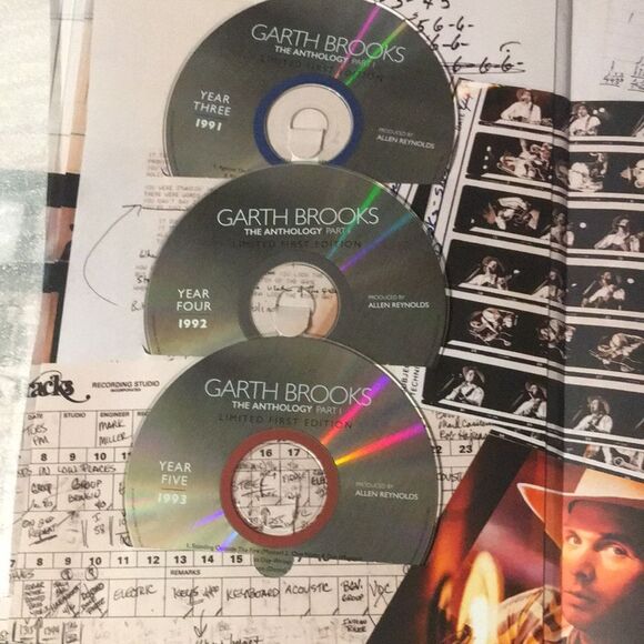 Garth Brooks The First Five Years Book and 5 CD’S - Picture 6 of 6